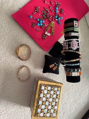 Lot/box Fashion Bracelets,bracelet/matching earrings & broken bracelet pieces